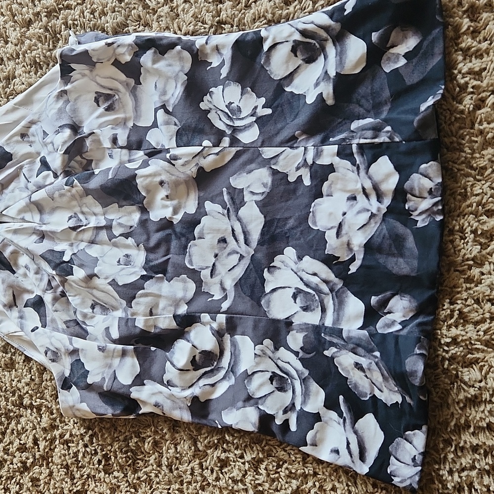 White House Black Market floral Black and white tank size 6 - Picture 7 of 13